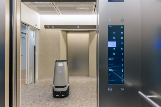 로봇, 전용승강기로 건물 곳곳 활보… 세계 첫 로봇친화·친환경 건물